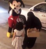 معلمة تزور طالباتها لتسليمهن هدايا النجاح وتشاركهن الاحتفال بطريقة مميزة