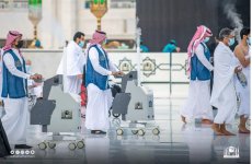شاهد.. تنقية الهواء وتعقيم صحن المطاف داخل المسجد الحرام بأجهزة حديثة