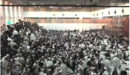 لحظة انهيار مدرج داخل كنيس يهودي غرب القدس وإصابة العشرات