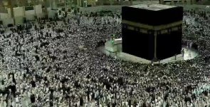 شاهد الازدحام الشديد صحن الطواف خلال أداء مناسك العمرة اول جمعة دون تباعد