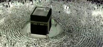شاهد الازدحام الشديد صحن الطواف خلال أداء مناسك العمرة اول جمعة دون تباعد