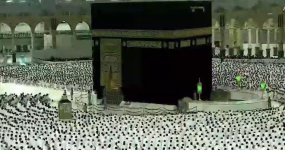 شاهد الازدحام الشديد صحن الطواف خلال أداء مناسك العمرة اول جمعة دون تباعد