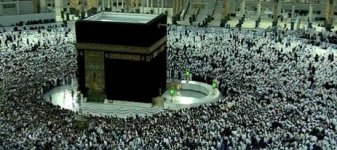 شاهد الازدحام الشديد صحن الطواف خلال أداء مناسك العمرة اول جمعة دون تباعد
