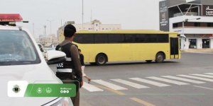 شاهد جهود رجال المرور بمحيط عدد من المدارس خلال أول يوم دراسي