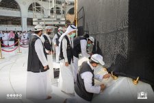 صيانة كسوة الكعبة المشرفة وشد حزامها وتثبيت أطرافها استعدادًا لشهر رمضان المبارك