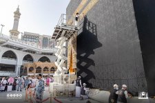 صيانة كسوة الكعبة المشرفة وشد حزامها وتثبيت أطرافها استعدادًا لشهر رمضان المبارك