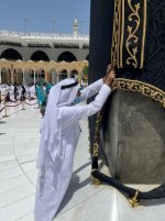 تنفيذ الأعمال الدورية لصيانة ثوب الكعبة وتثبيت أطرافه