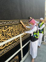 تنفيذ الأعمال الدورية لصيانة ثوب الكعبة وتثبيت أطرافه