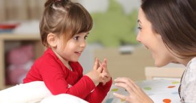 كيف يمكن تدريب الطفل على الكلام ؟