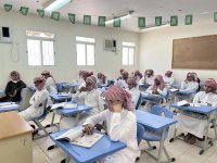 طلاب وطالبات التعليم العام يعودون لمواصلة العملية التعليمية.. وسط معايدة من الكادر التعليمي