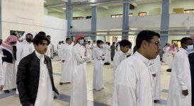 طلاب وطالبات التعليم العام يعودون لمواصلة العملية التعليمية.. وسط معايدة من الكادر التعليمي