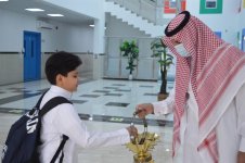 طلاب وطالبات التعليم العام يعودون لمواصلة العملية التعليمية.. وسط معايدة من الكادر التعليمي