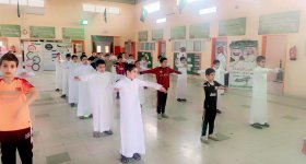 طلاب وطالبات التعليم العام يعودون لمواصلة العملية التعليمية.. وسط معايدة من الكادر التعليمي
