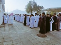 طلاب وطالبات التعليم العام يعودون لمواصلة العملية التعليمية.. وسط معايدة من الكادر التعليمي