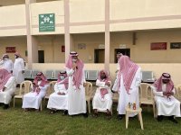 طلاب وطالبات التعليم العام يعودون لمواصلة العملية التعليمية.. وسط معايدة من الكادر التعليمي