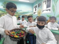 طلاب وطالبات التعليم العام يعودون لمواصلة العملية التعليمية.. وسط معايدة من الكادر التعليمي