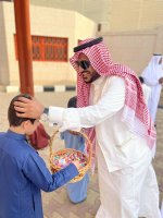طلاب وطالبات التعليم العام يعودون لمواصلة العملية التعليمية.. وسط معايدة من الكادر التعليمي