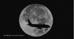 مصور سعودي يلتقط صورًا مذهلة لطائرة أمام القمر