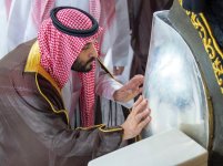 ولي العهد يتشرف بغسل الكعبة المشرفة