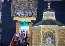 ولي العهد يتشرف بغسل الكعبة المشرفة