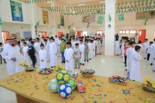 العودة للمدارس .. إدارات التعليم تستقبل الطلاب والطالبات بالهدايا والورود