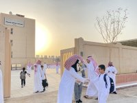 العودة للمدارس .. إدارات التعليم تستقبل الطلاب والطالبات بالهدايا والورود