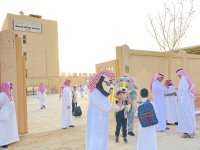 العودة للمدارس .. إدارات التعليم تستقبل الطلاب والطالبات بالهدايا والورود