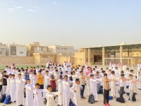 العودة للمدارس .. إدارات التعليم تستقبل الطلاب والطالبات بالهدايا والورود