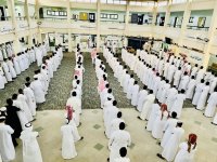 العودة للمدارس .. إدارات التعليم تستقبل الطلاب والطالبات بالهدايا والورود