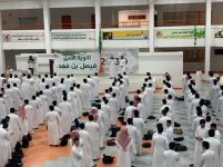 العودة للمدارس .. إدارات التعليم تستقبل الطلاب والطالبات بالهدايا والورود